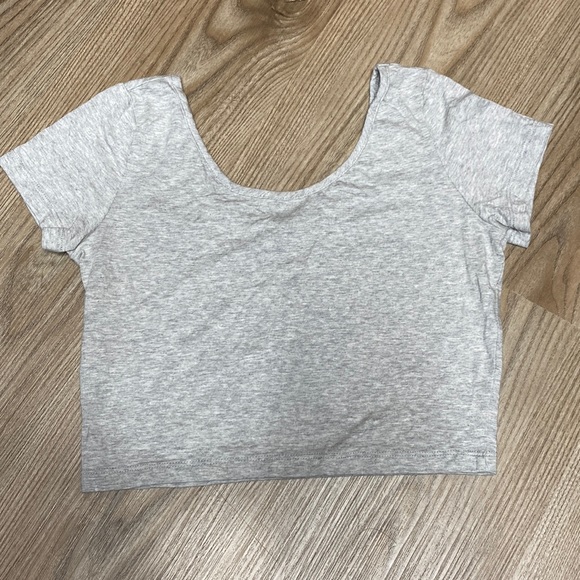 Soprano Short Sleeve Scoop Neck Crop Top - Picture 3 of 8